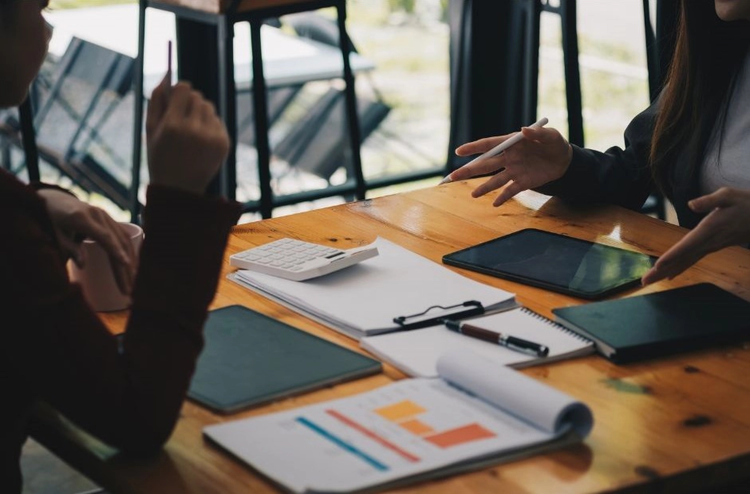 Choy Consulting UG – Finanzberater – Das Bild zeigt ein Geschäftstreffen oder eine gemeinsame Brainstorming-Sitzung zwischen zwei Personen.